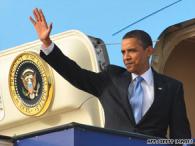 Obama waving from plane